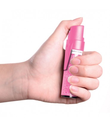 Así queda en la mano el spray de defensa Sabre Red en color rosa